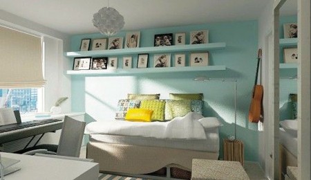 É tendência na decoração: estantes e parede da mesma cor